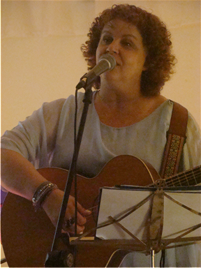 גילה אוזרוסו חגג - שרה על הבמה