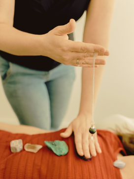 טיפול פיזיותרפי משולב עם קריסטלים בשיטת נקודת חיבור
