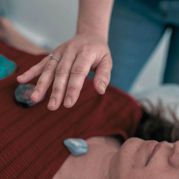 טיפול אנרגטי באבנים בשיטת נקודת חיבור, איזון גוף ונפש באמצעות מגע ומודעות