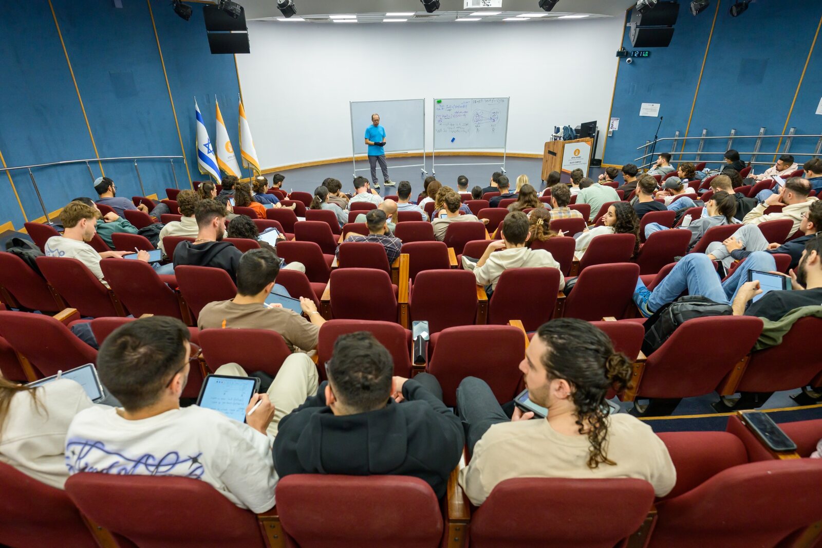 מפגש לימודי באודיטוריום בקמפוס אילת