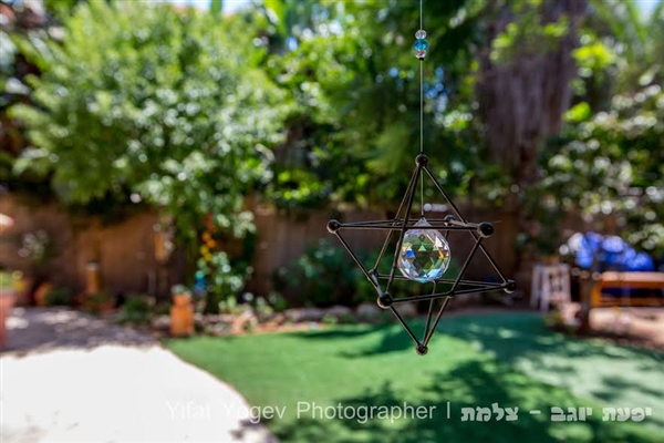 הגינה צמודה לאולם ויוצרת חיבור לטבע