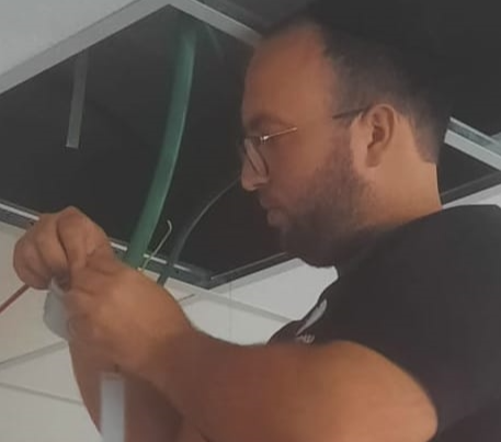 מתקין מזגנים a href='httpswww.freepik.comfree-photoelectric-technician-job_1181088.htm'Designed by Freepika