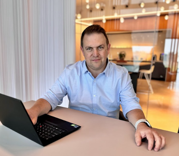 חן יושב מול מחשב