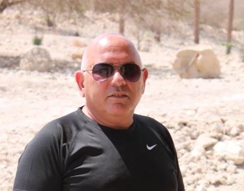 בהדרכת