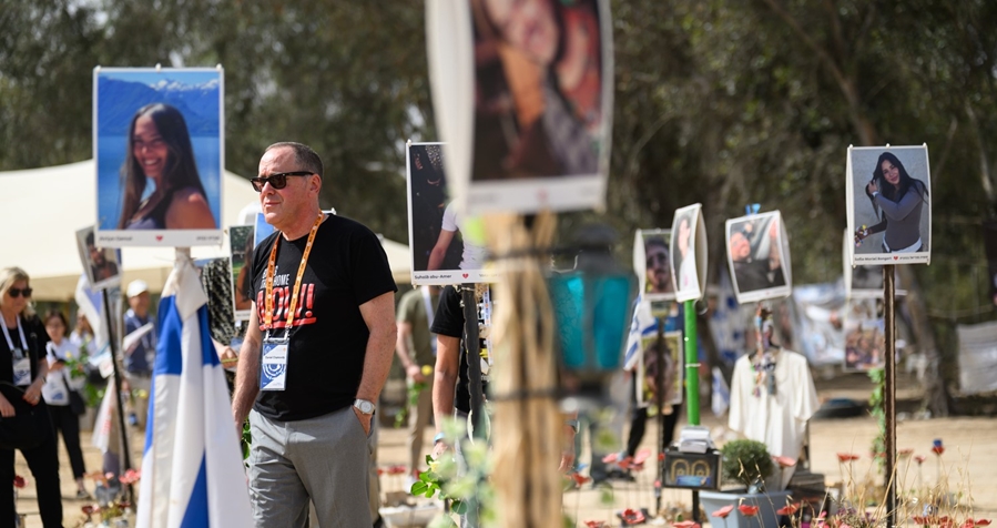 Photo of President Prof. Chamovitz at the Nova party memorial site (2024 BOG)