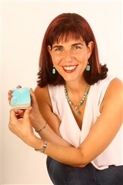 מאיה לנג-גלעד, מטפלת משפחתית וזוגית מוסמכת, בעלת תואר שני בייעוץ חינוכי Northeastern university ותואר שני בפסיכולוגיה חברתית מאוניברסיטת בר אילן. מנחת קבוצות זוגות מוסמכת מטעם מכון אדלר.