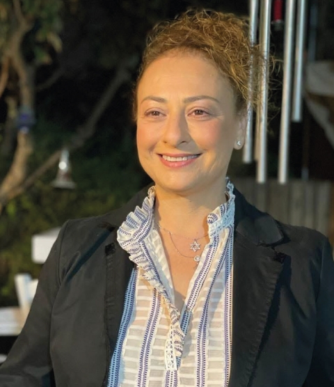 מנחה ראשית: תמר זלינגר