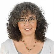 "מעבר ליצירתיות בדרכים של פתירת הבעיות ...בולטת ביכולת שלה לקבל כל לקוח כפי שהוא...היא משרה ביטחון...נותנת להם הרגשה שהם מוגנים