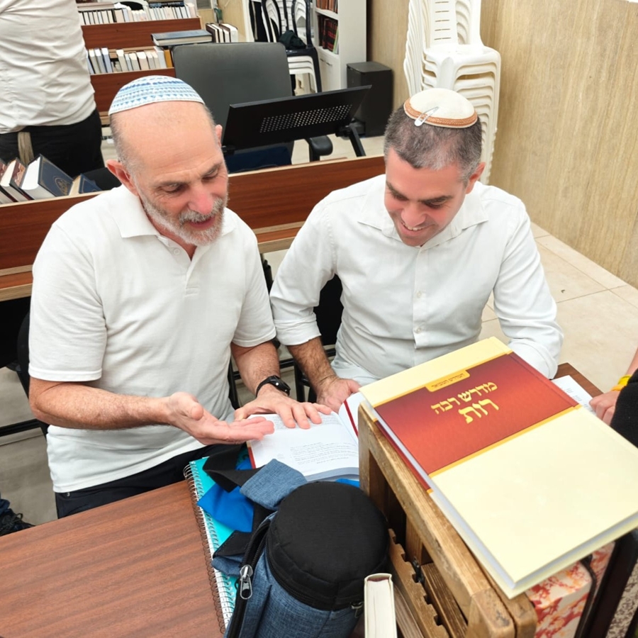 תמונה של לומדים בספר מדרש רבה רות